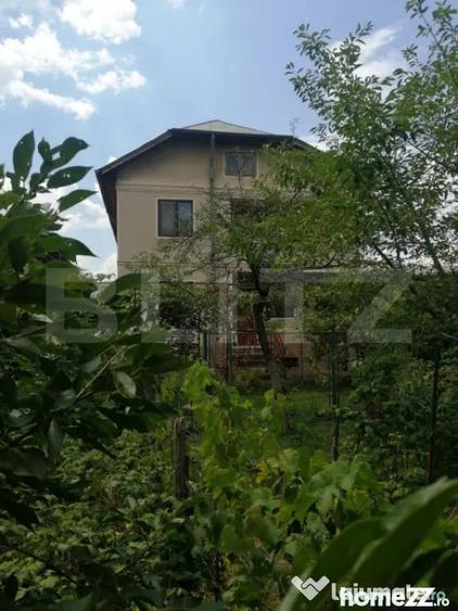 Casă cu 7 camere cu Teren 696 Mp în Central
