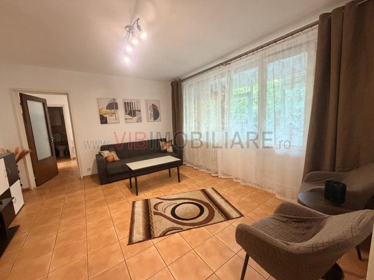 Apartament cu 3 camere semidecomandat în Colentina