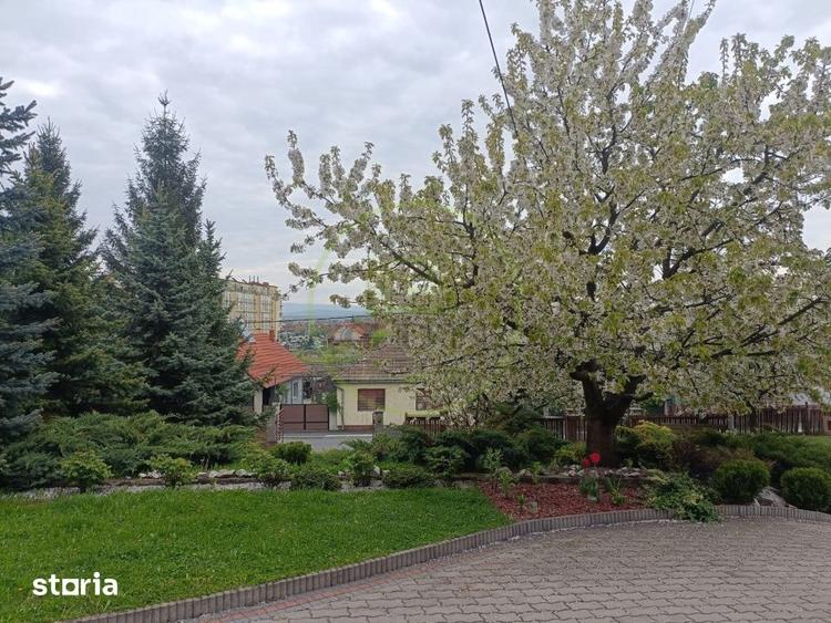 Casă cu 5 camere cu Teren 1600 Mp în Central