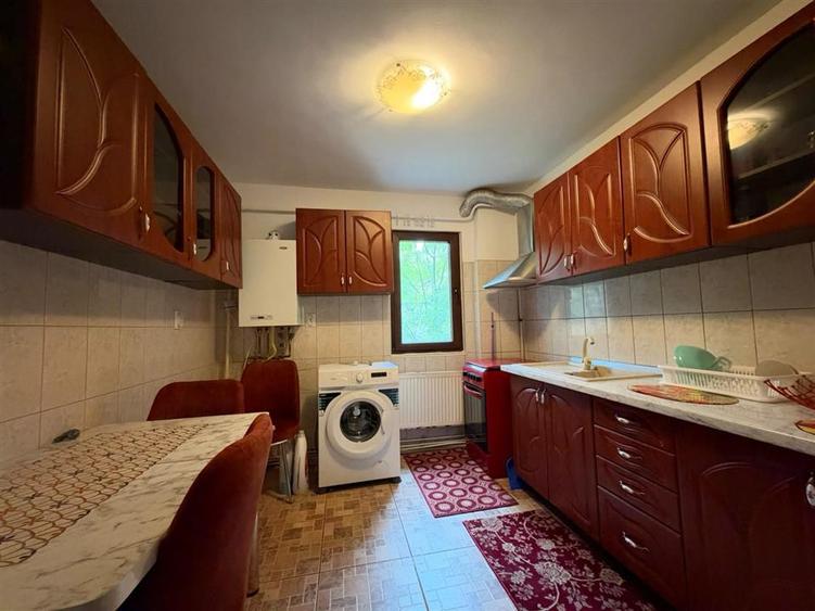 Apartament cu 2 camere semidecomandat în Podu Roș
