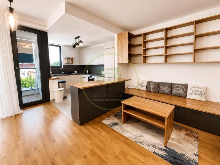 Apartament cu 3 camere semidecomandat, mobilat în Băneasa