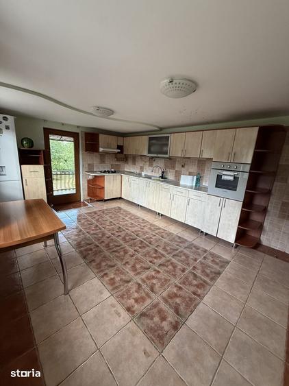 Casă cu 5 camere cu Teren 7200 Mp în Mănăstirea Cașin