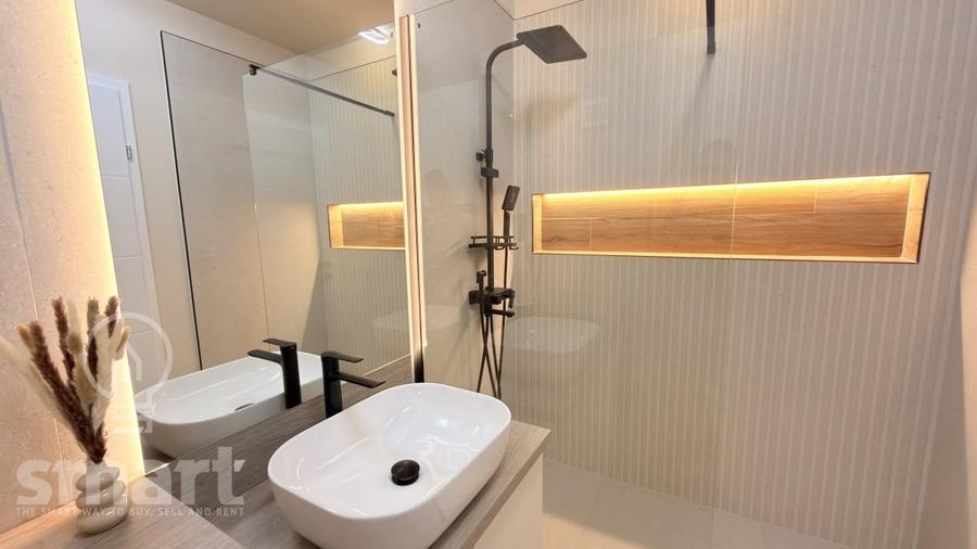 Apartament cu 3 camere semidecomandat, mobilat în Florești