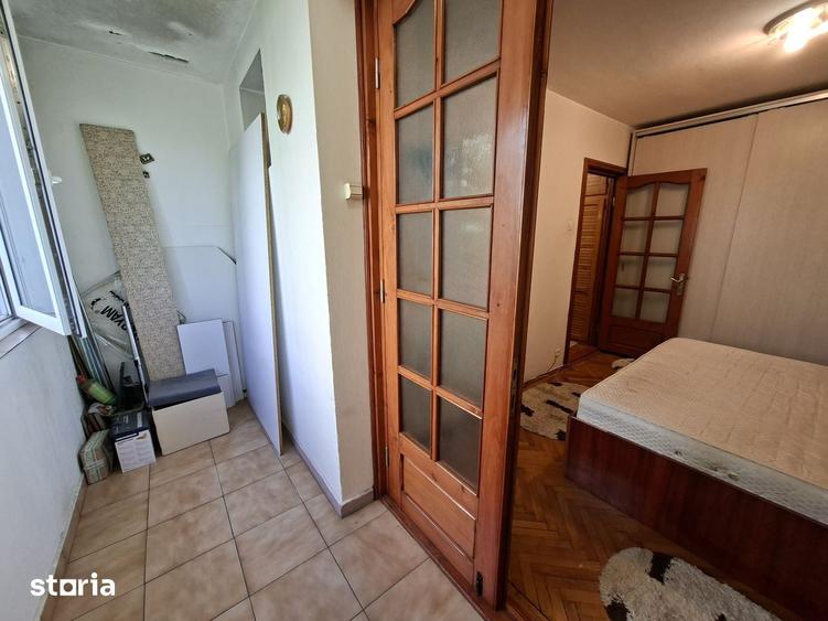 Apartament cu 3 camere semidecomandat, mobilat în Titan