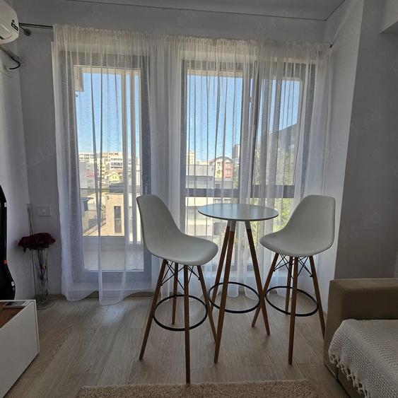 Apartament cu 2 camere semidecomandat, mobilat în Universitate