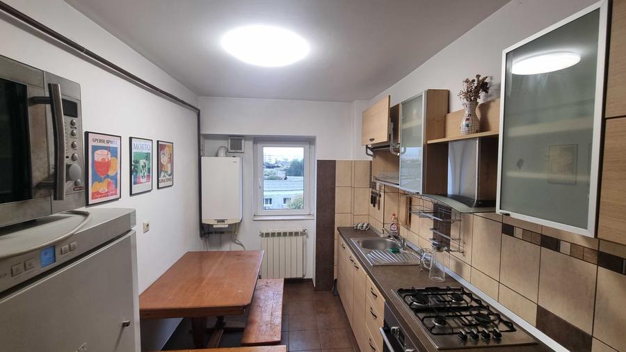 Apartament cu 3 camere decomandat în Nicolina
