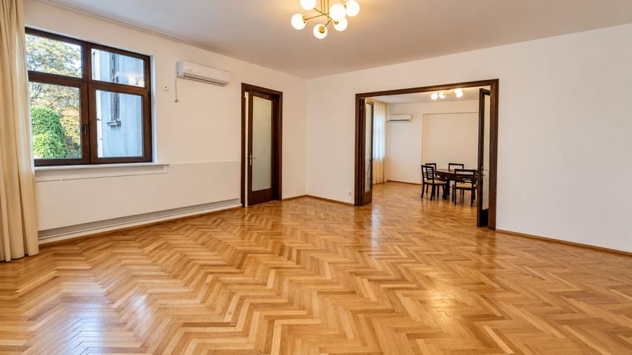 Apartament cu 4 camere decomandat în Polonă