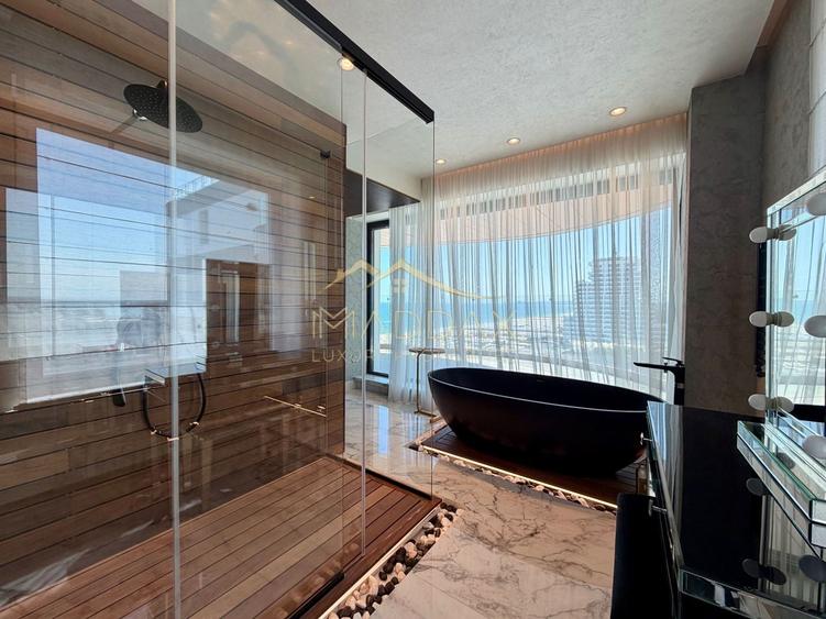 Penthouse cu 5 camere decomandat, mobilat în Central