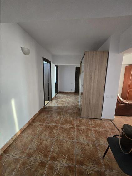 Apartament cu 4 camere decomandat în Berceni