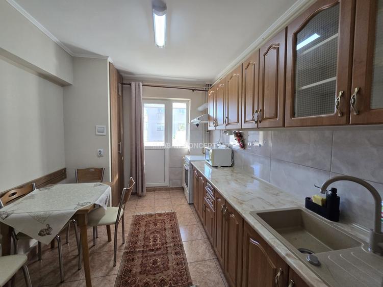 Apartament cu 3 camere decomandat, mobilat în P-ța Mihai Viteazu