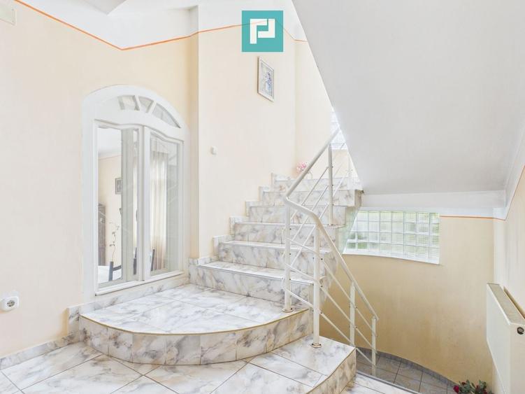 Casă cu 8 camere cu Canalizare în Sânmartin