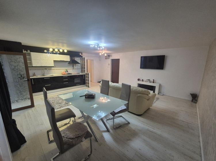 Apartament cu 3 camere decomandat în Micro 3