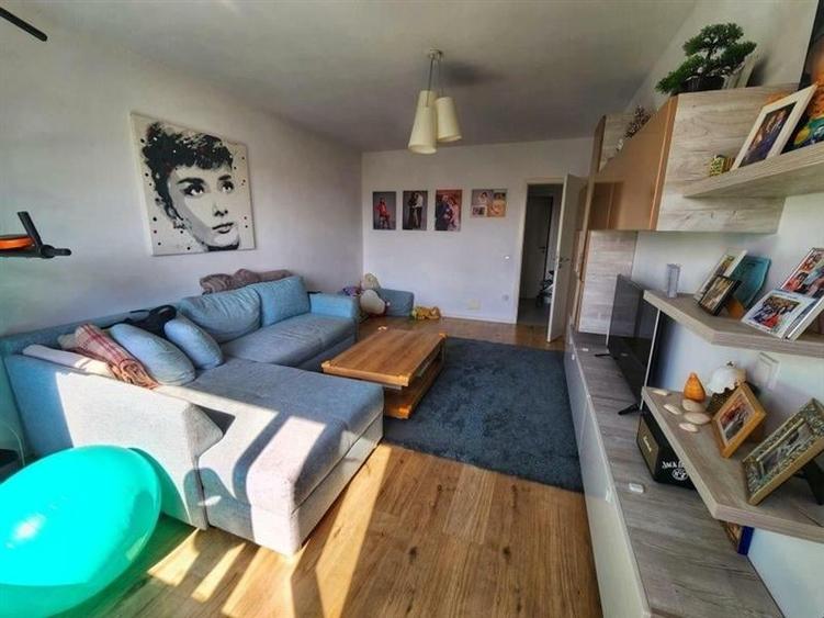 Apartament cu 3 camere decomandat în Tractorul