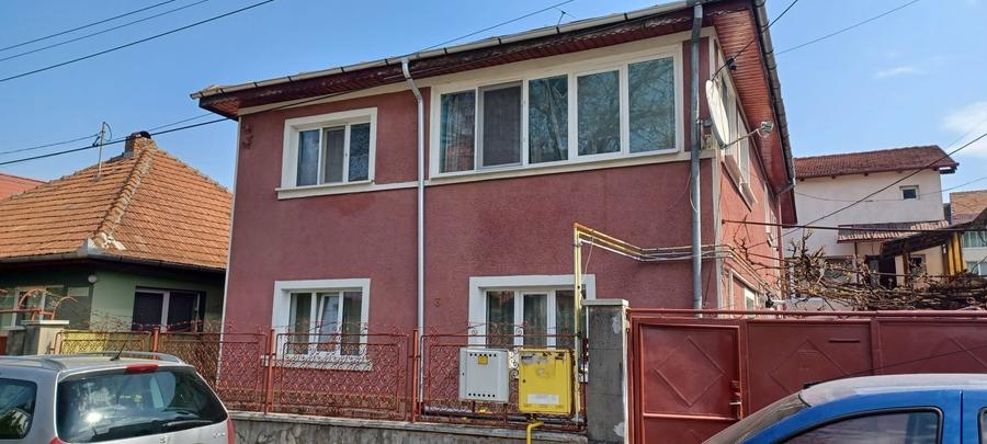 Casă cu 4 camere în Noua