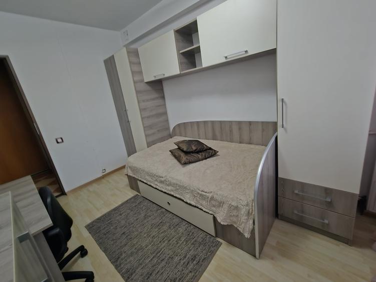 Apartament cu 3 camere semidecomandat în Văcăresti