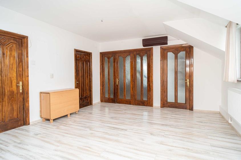Apartament cu 3 camere, mobilat în Bucium
