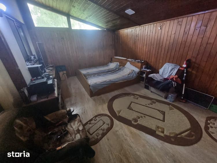 Casă cu 5 camere cu Teren 1790 Mp în Est