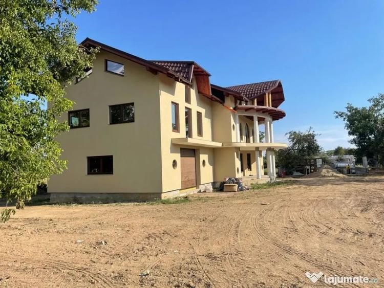 Casă cu 7 camere cu Teren 10000 Mp în Central
