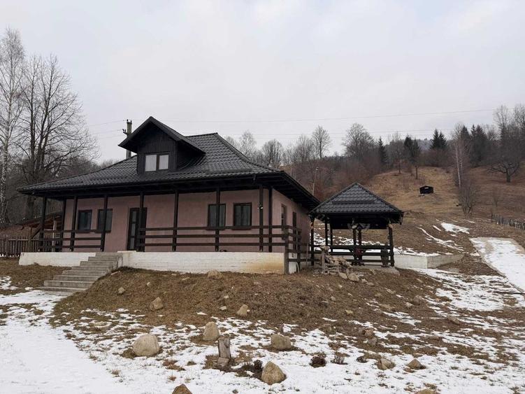 Casă cu 4 camere cu Teren 1744 Mp în Crăcăoani