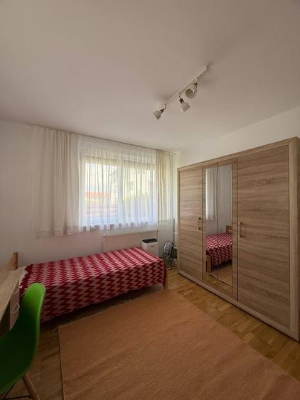 Apartament cu 3 camere decomandat în Europa
