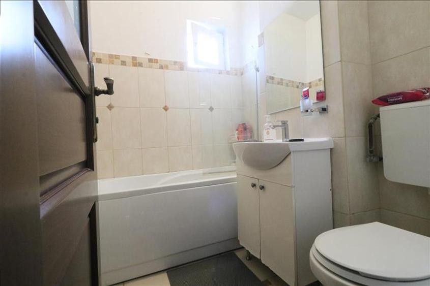 Apartament cu 4 camere semidecomandat în Tătărași