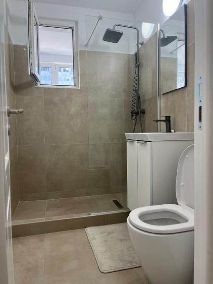 Apartament cu 3 camere semidecomandat, mobilat în Baba Novac