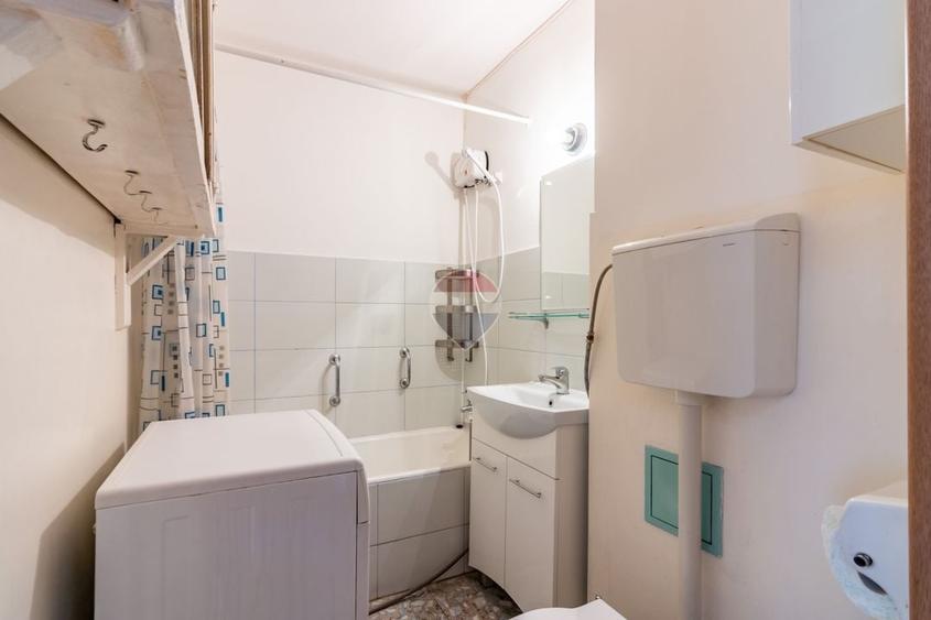 Apartament cu 3 camere semidecomandat în Obor