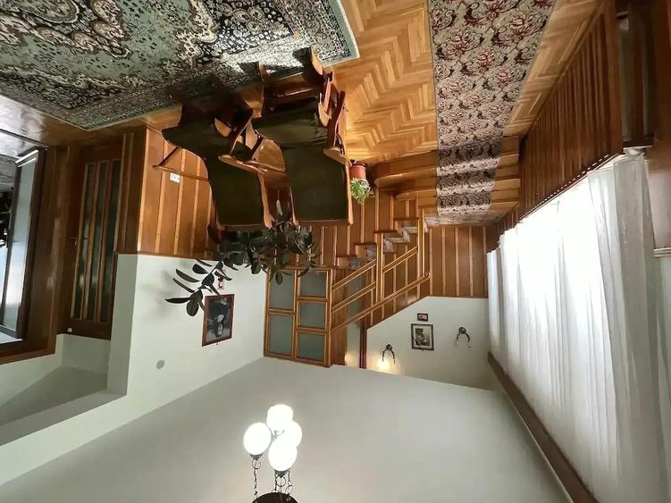 Casă cu 6 camere cu Teren 471 Mp în Central