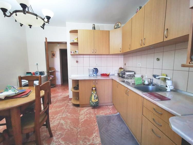 Apartament cu 4 camere decomandat în Libertății