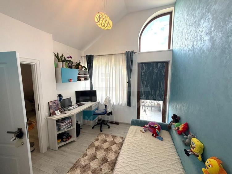 Apartament cu 3 camere semidecomandat în Craiovița Nouă