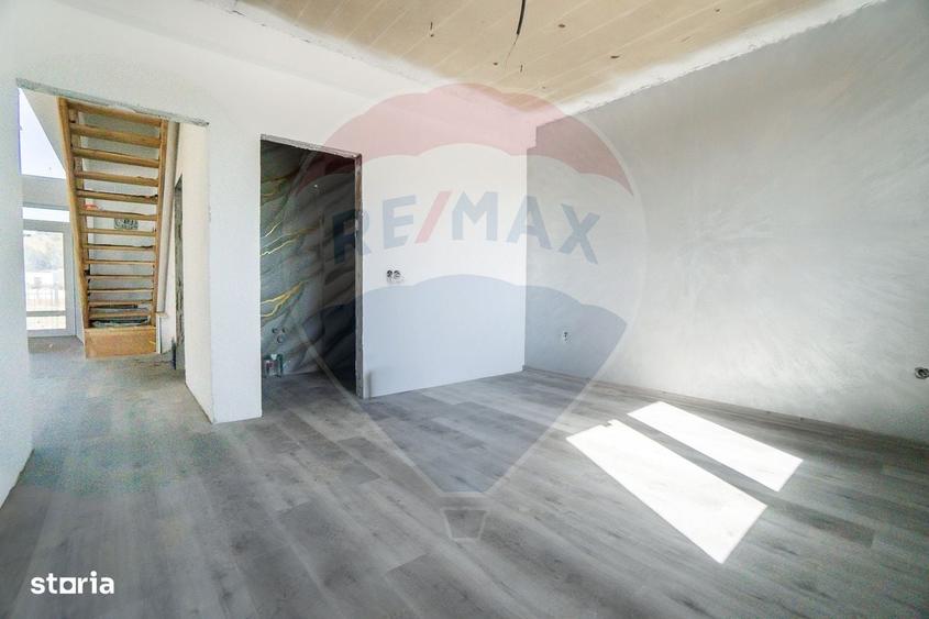 Casă cu 4 camere cu Teren 800 Mp în Sânpetru