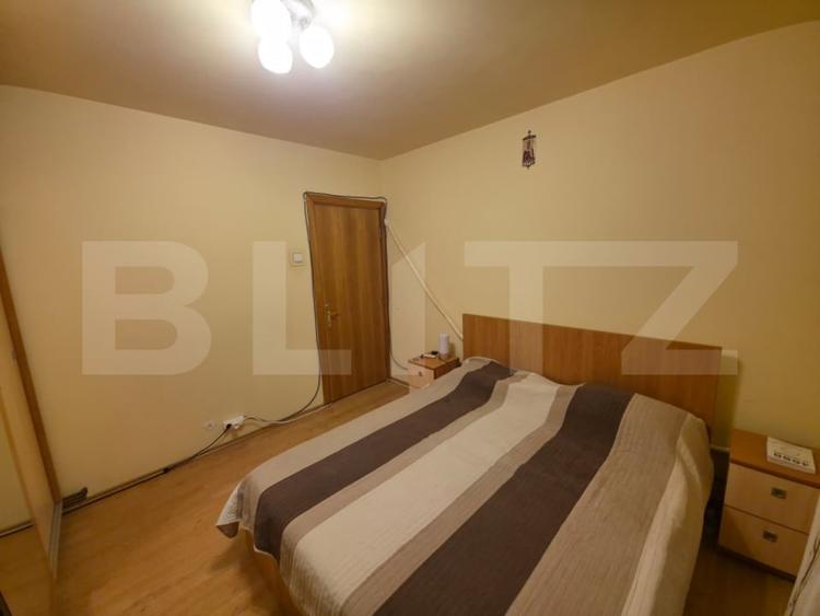 Apartament cu 3 camere decomandat, mobilat în Rovine