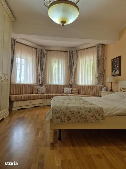 Casă cu 8 camere cu Teren 1100 Mp în Central