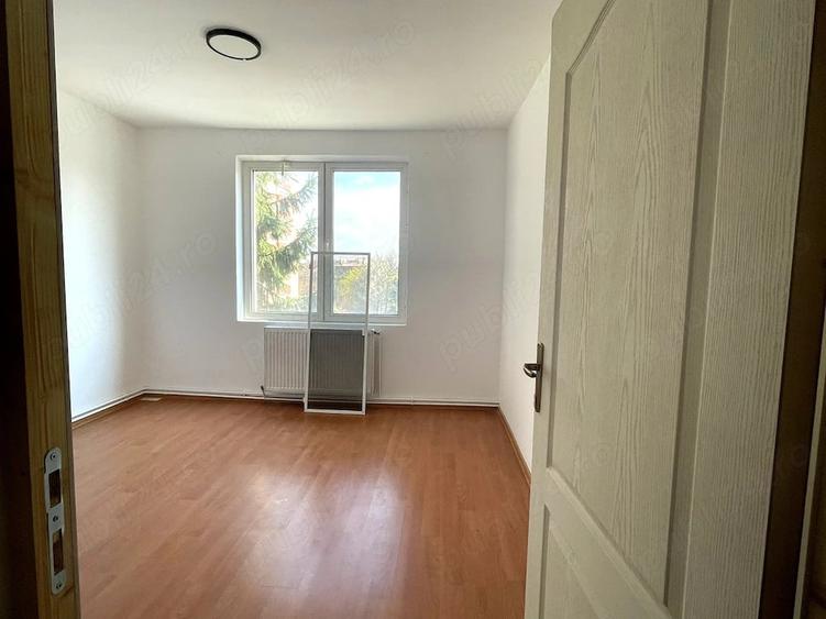 Apartament cu 3 camere decomandat în Calea București