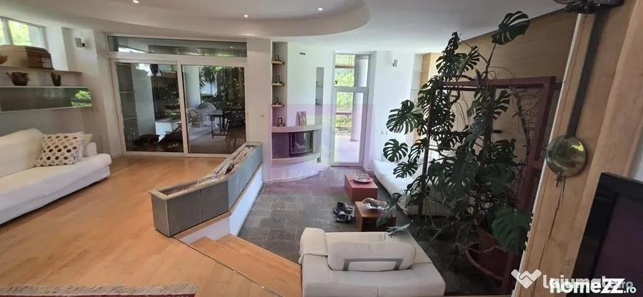 Casă cu 7 camere cu Teren 2813 Mp în Central