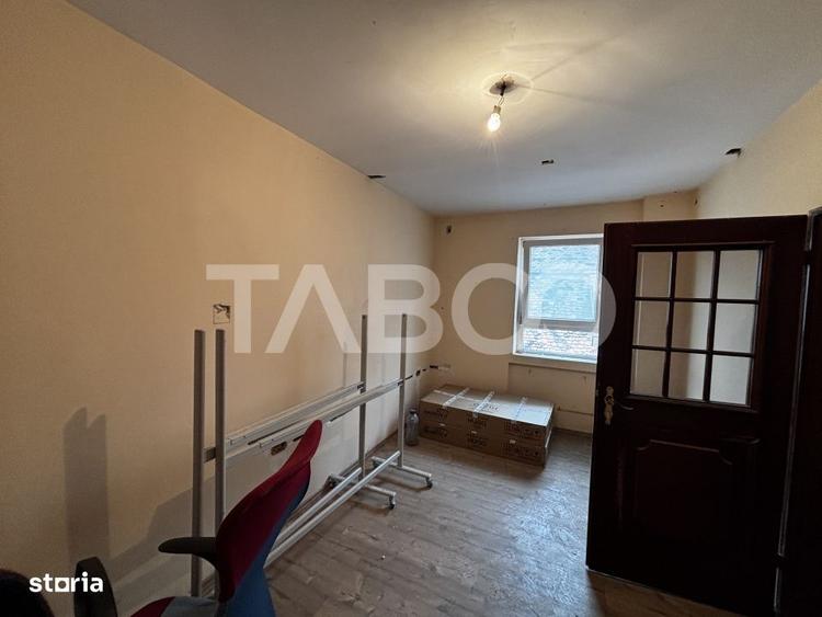 Apartament cu 4 camere semidecomandat în Orașul de Jos