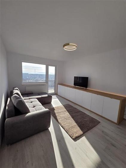Apartament cu 3 camere decomandat, mobilat în Tractorul