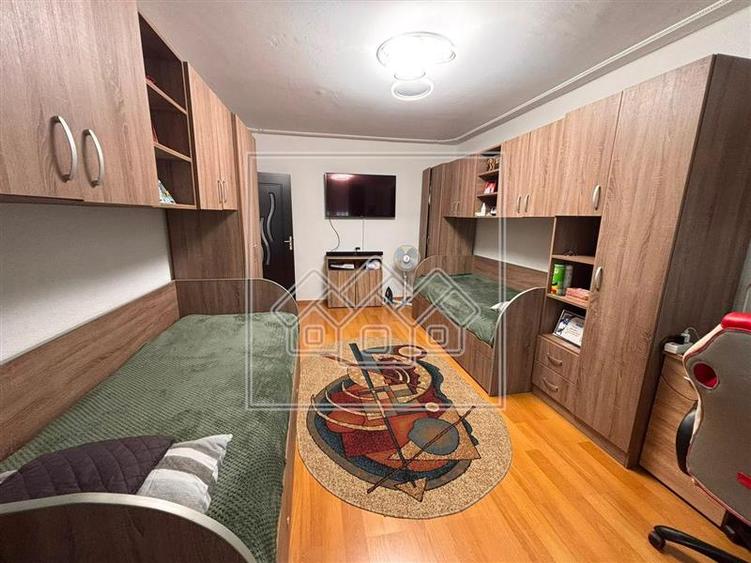 Apartament cu 2 camere decomandat, mobilat în Vasile Aaron