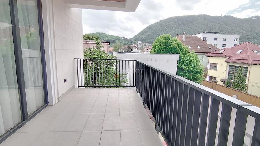 Apartament cu 3 camere semidecomandat, mobilat în Brașovul Vechi