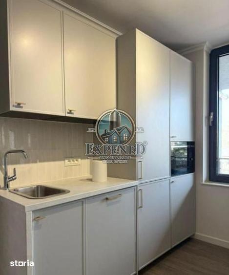 Apartament cu 3 camere decomandat în Victoriei