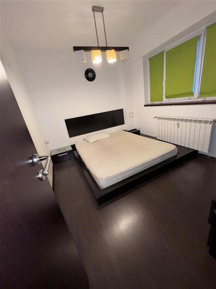 Apartament cu 4 camere semidecomandat, mobilat în Central