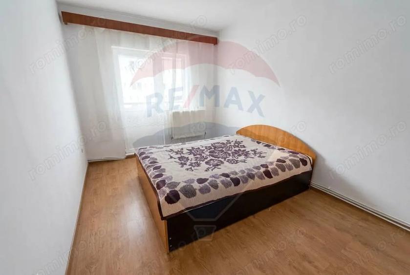 Apartament cu 3 camere decomandat în Est
