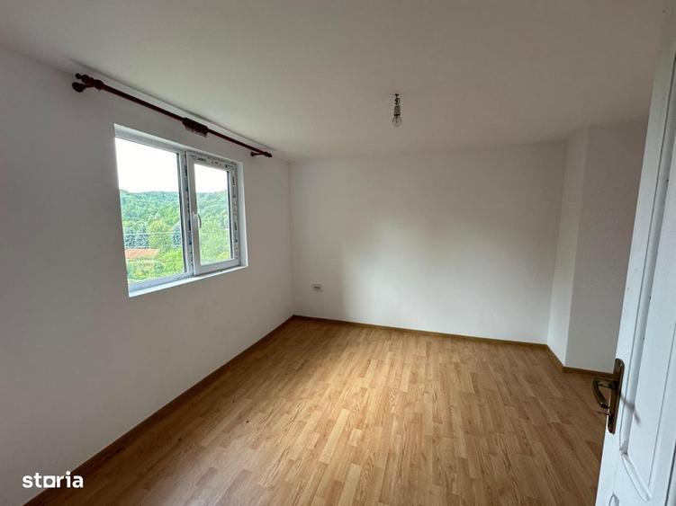 Casă cu 4 camere în Coțofenești