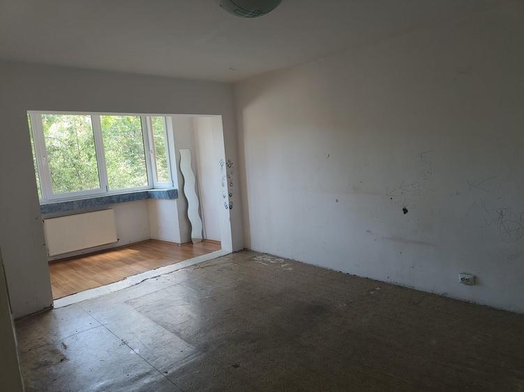 Apartament cu 2 camere decomandat în Tractorul