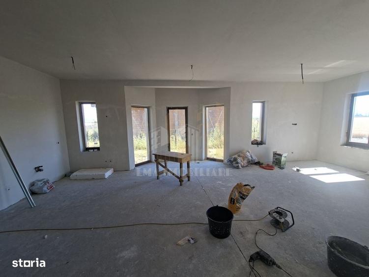 Casă cu 4 camere decomandat în Sânpetru