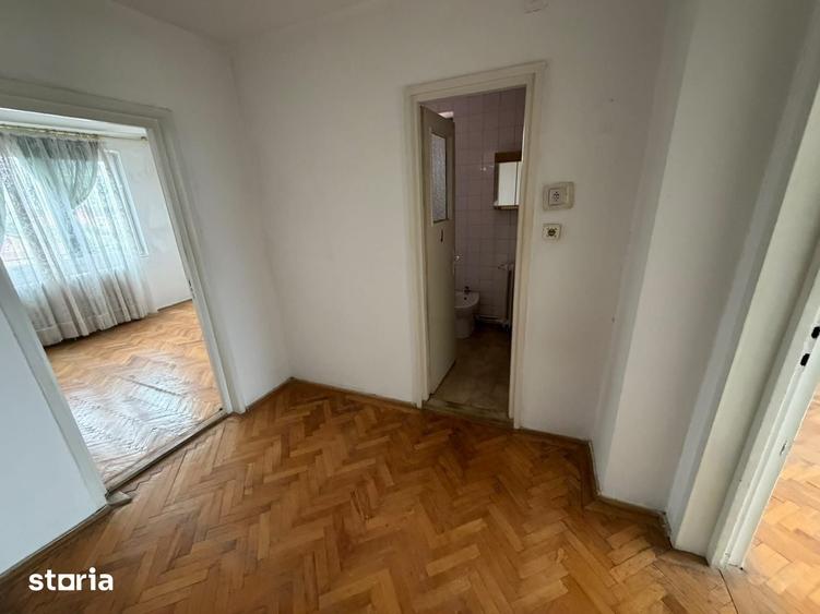 Apartament cu 3 camere semidecomandat în Punctele Cardinale