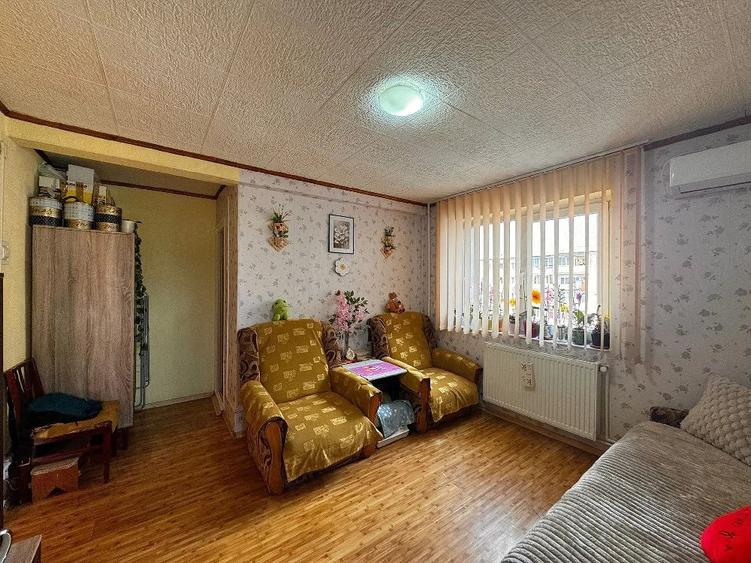 Apartament cu 3 camere semidecomandat în Gojdu