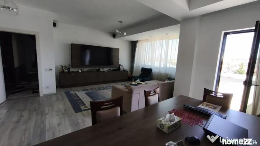 Apartament cu 4 camere decomandat în Est