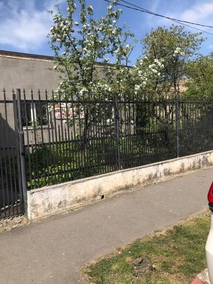 Casă individuală cu 4 camere cu Canalizare în Est
