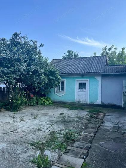 Casă cu 3 camere cu Teren 800 Mp în Siret